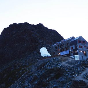 Opěrný bod trasy Britannia Hütte, Hohlaubgrat, Allalinhorn, Walliské Alpy, Švýcarsko.