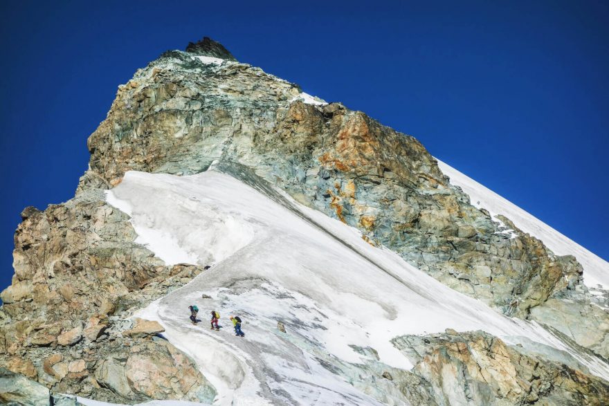 Mačky rozhodně využijete. Hohlaubgrat, Allalinhorn, Wallis, Alpy, Švýcarsko.