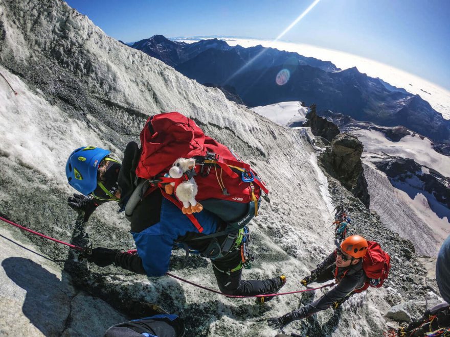 Skalní výšvih, klíčová pasáž výstupu. Hohlaubgrat, Allalinhorn, Walliské Alpy, Švýcarsko.