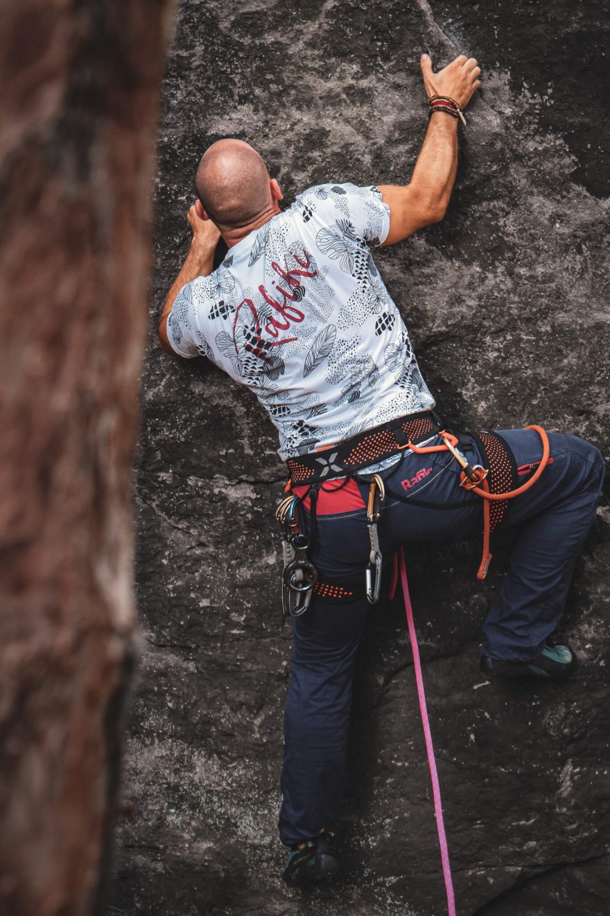 Lezecké kahloty Rafiki Crag ve svém přirozeném prostředí, na skále.