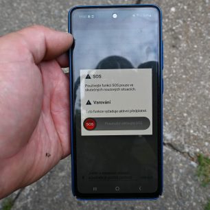 Pomoc je možno přivolat i přes mobil a aplikaci Eartmate