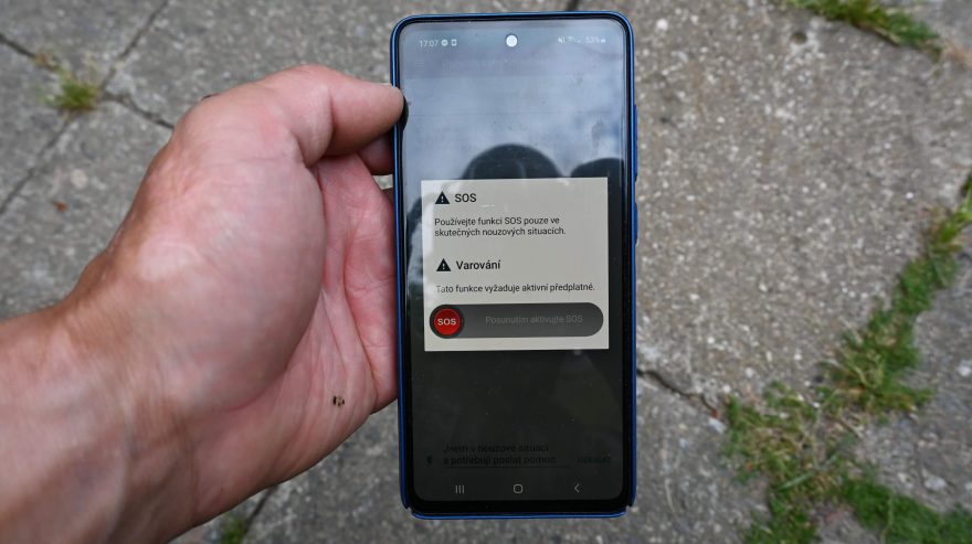 Pomoc je možno přivolat i přes mobil a aplikaci Eartmate