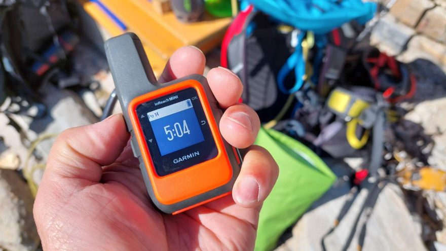 Úvodní obrazovka s velkým ukazatelem času - GARMIN inReach Mini