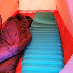 Karimatka Zulu Moonlight mummy uložená ve stanu.