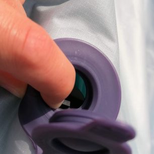 Otevřený ventil s klapkou karimatky Zulu Moonlight mummy.