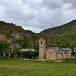 Románský kostelík Sant Feliu de Barruera ve Vall de Boí, Pyreneje, Španělsko