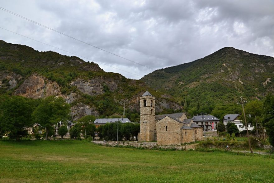 Románský kostelík Sant Feliu de Barruera ve Vall de Boí, Pyreneje, Španělsko