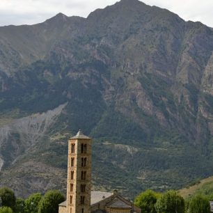 Románský kostelík Sant Climent de Taüll ve Vall de Boí, Pyreneje, Španělsko