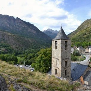 Románský kostel Sant Joan ve vesničce Boí, Pyreneje, Španělsko