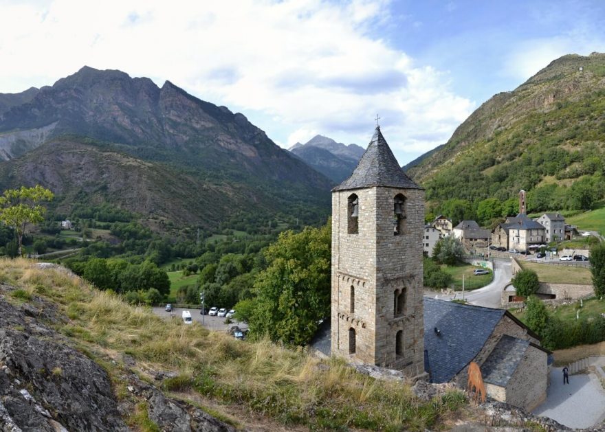 Románský kostel Sant Joan ve vesničce Boí, Pyreneje, Španělsko