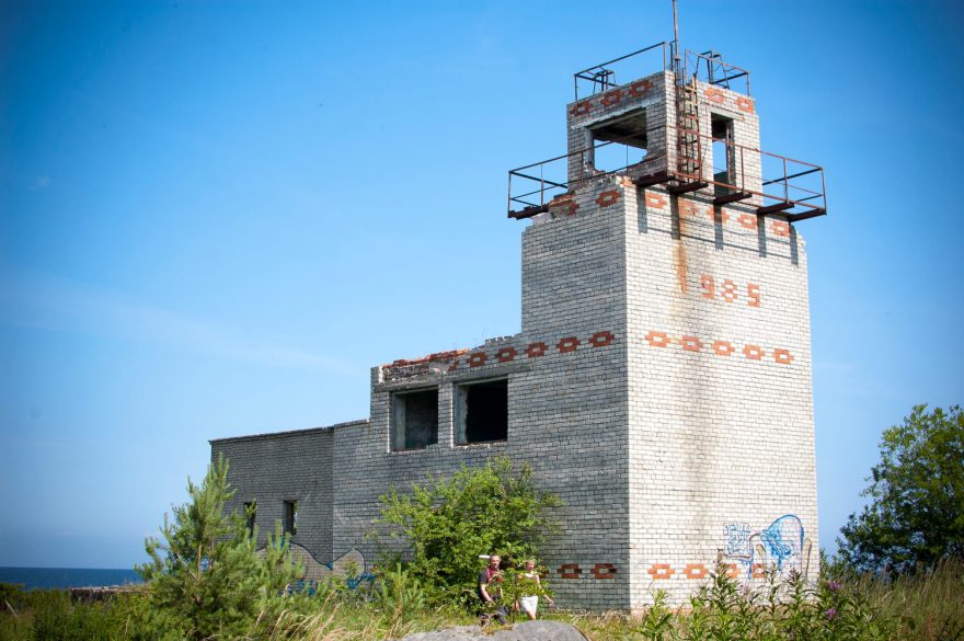 Staré rozpadající se vojenské stavby z dob hluboké totality v NP Lahemaa, Estonsko