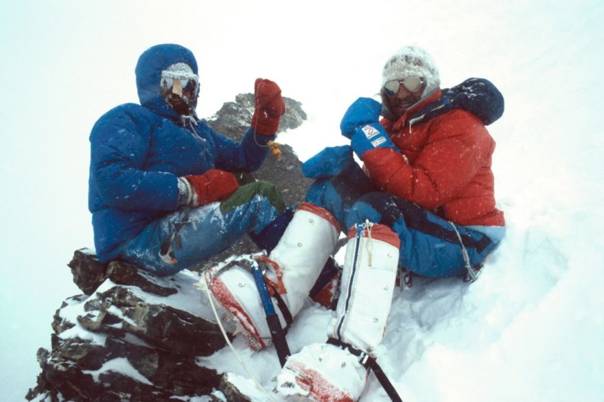 Josef Rakoncaj a Jaryk Stejskal (vlevo) na vrcholu Lhotse sShar (8383 m) - prvovýstup jižní stěnou v roce 1984, Nepál.