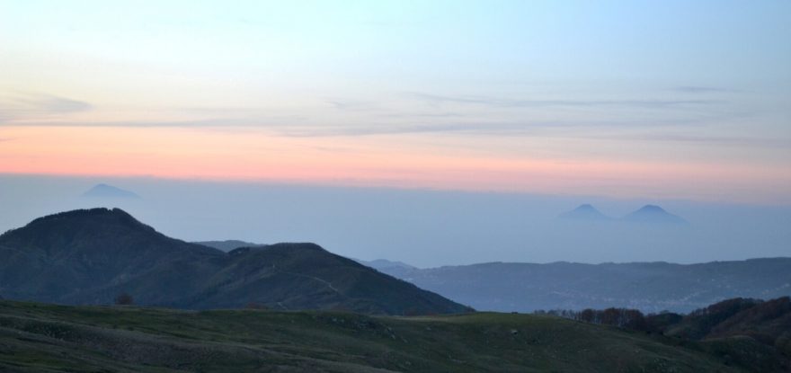 Na obzoru vystupují vulkanické kužely Liparských ostrovů, Nebrodi, Sicílie, Itálie