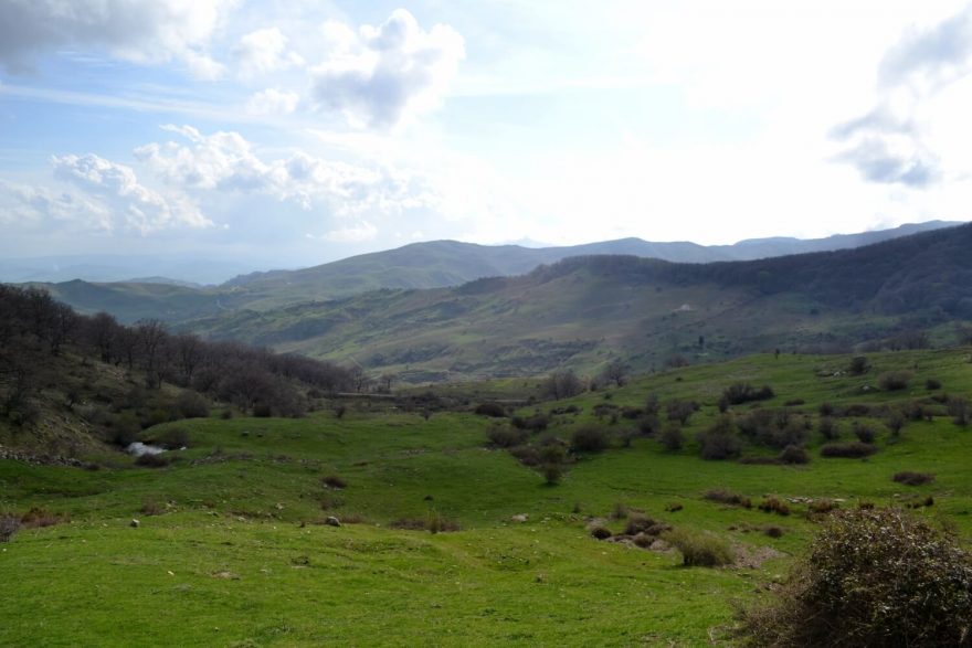 Zvlněná krajina v horách nad městečkem Mistretta, Nebrodi, Sicílie, Itálie