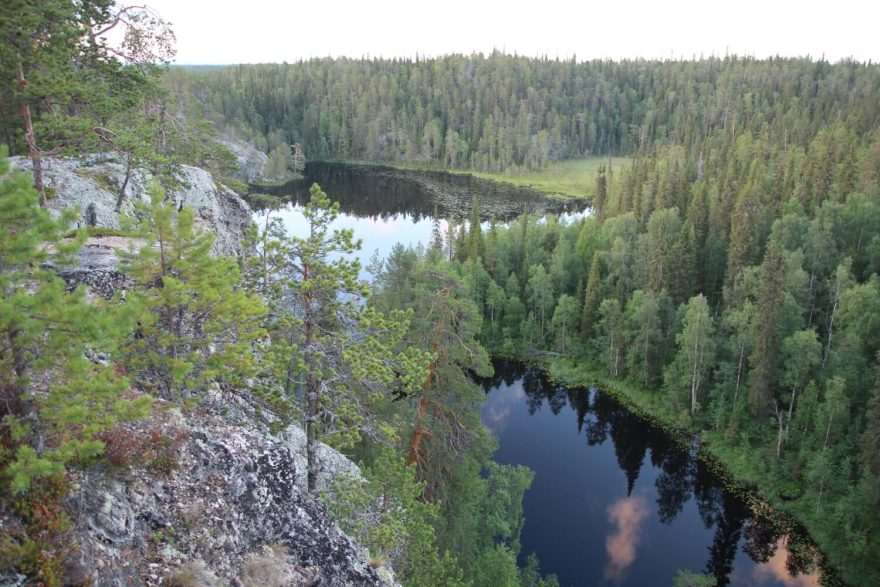 Stezka Karhunkierros vede podél řeky Oulankajoki a kopíruje její meandrovité zákruty, křižuje ji pomocí visacích mostů, poskytuje vyhlídky na její vodopády a čas od času ji opustí, aby se mohla vyšplhat vzhůru a ukázat nám tak říční tok z ptačí perspektivy. Oulanka, Finsko
