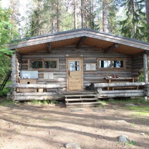 Na stezce se dá spát na tábořišti či v dřevěných srubech. Karhunkierros, Oulanka, Finsko