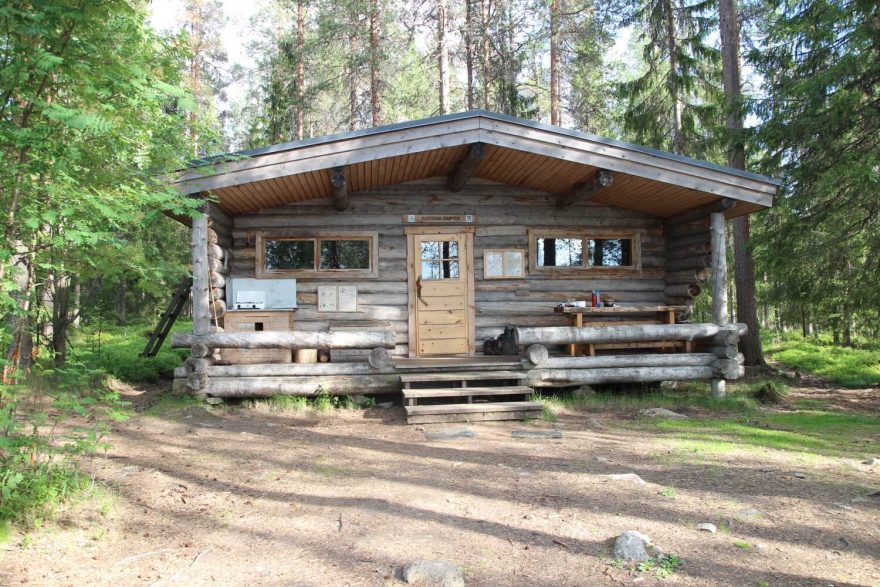 Na stezce se dá spát na tábořišti či v dřevěných srubech. Karhunkierros, Oulanka, Finsko