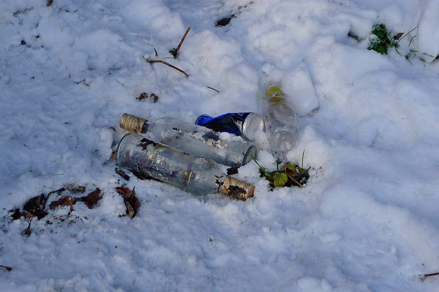 Po nás potopa. Skleněné lahve a plechovky v přírodě představují velký problém.