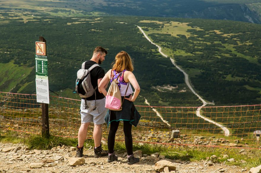 Přelidněné hory, davy turistů, Sněžka, Krkonoše. Foto archiv KRNAP