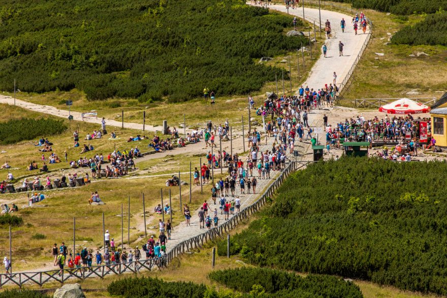 Přelidněné hory, davy turistů, Sněžka, Krkonoše. Foto archiv KRNAP