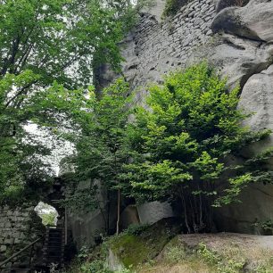 Jiráskovy skály okruh na zříceninu hradu Skály.
