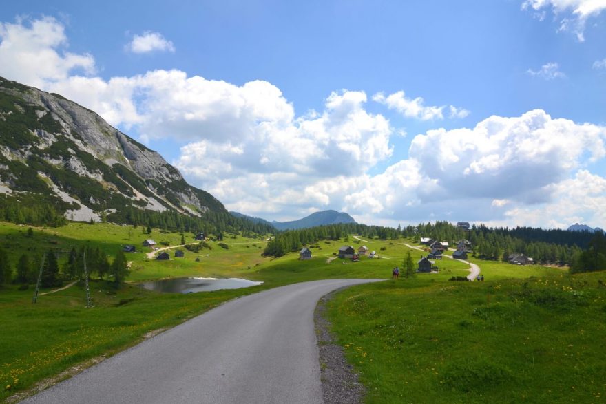 Na zvlněných travnatých pláních jsou roztroušené horské chaty a chalupy, pasou se tu krávy a kochat se dá nádhernými výhledy. Okruh kolem 6 jezer u Tauplitzalm, Totes gebirge, rakouské Alpy