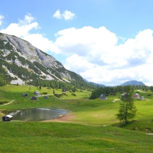 Na zvlněných travnatých pláních jsou roztroušené horské chaty a chalupy, pasou se tu krávy a kochat se dá nádhernými výhledy. Okruh kolem 6 jezer u Tauplitzalm, Totes gebirge, rakouské Alpy
