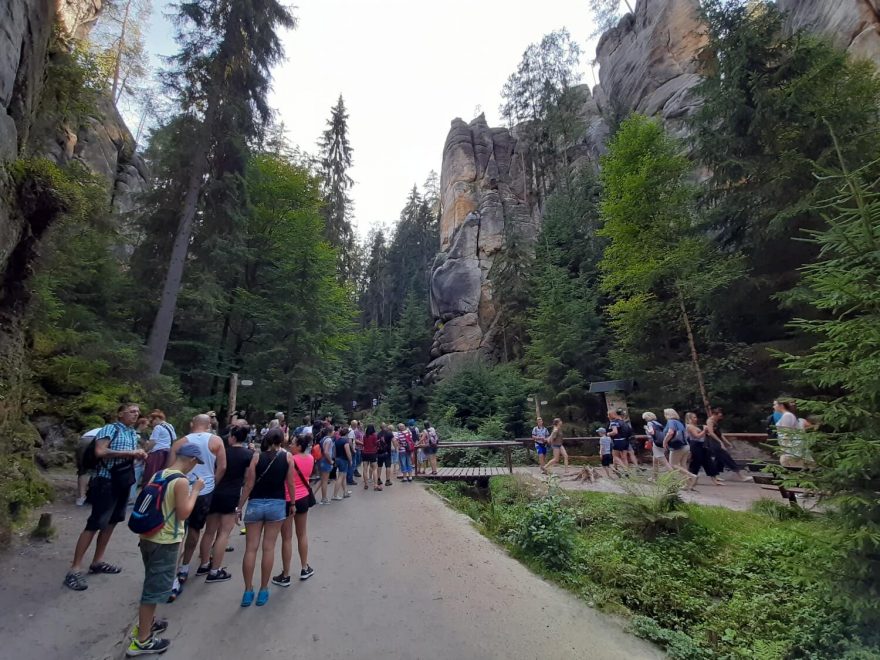 Přelidněno. Skalní město. Adršpach