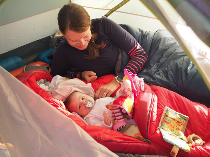 Na trhu najdete široké spektrum outdoorového vybavení pro děti – od samonafukovacích karimatek přes spacáky (včetně tzv. rostoucích spacáků) až po různé typy funkčního oblečení a batohů.