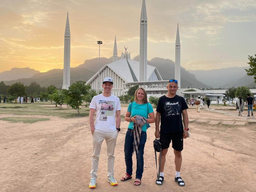 Karolína Grohová a Marek Disman před mešitou v Islámábádu, Pákistán.