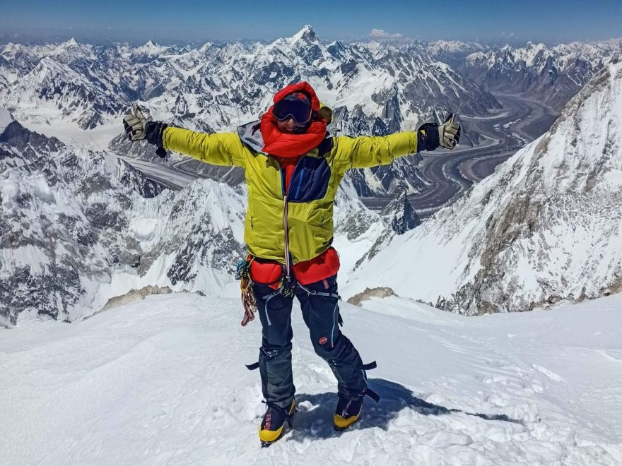 Karolína Grohová na vrcholu Gashebrum II, Karakoram, Pákistán.