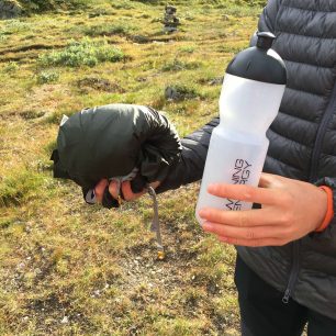 Sbalené tropiko stanu Warg Midi 2 příliš místa nezabere (vnitřní stan moc nezaostává).