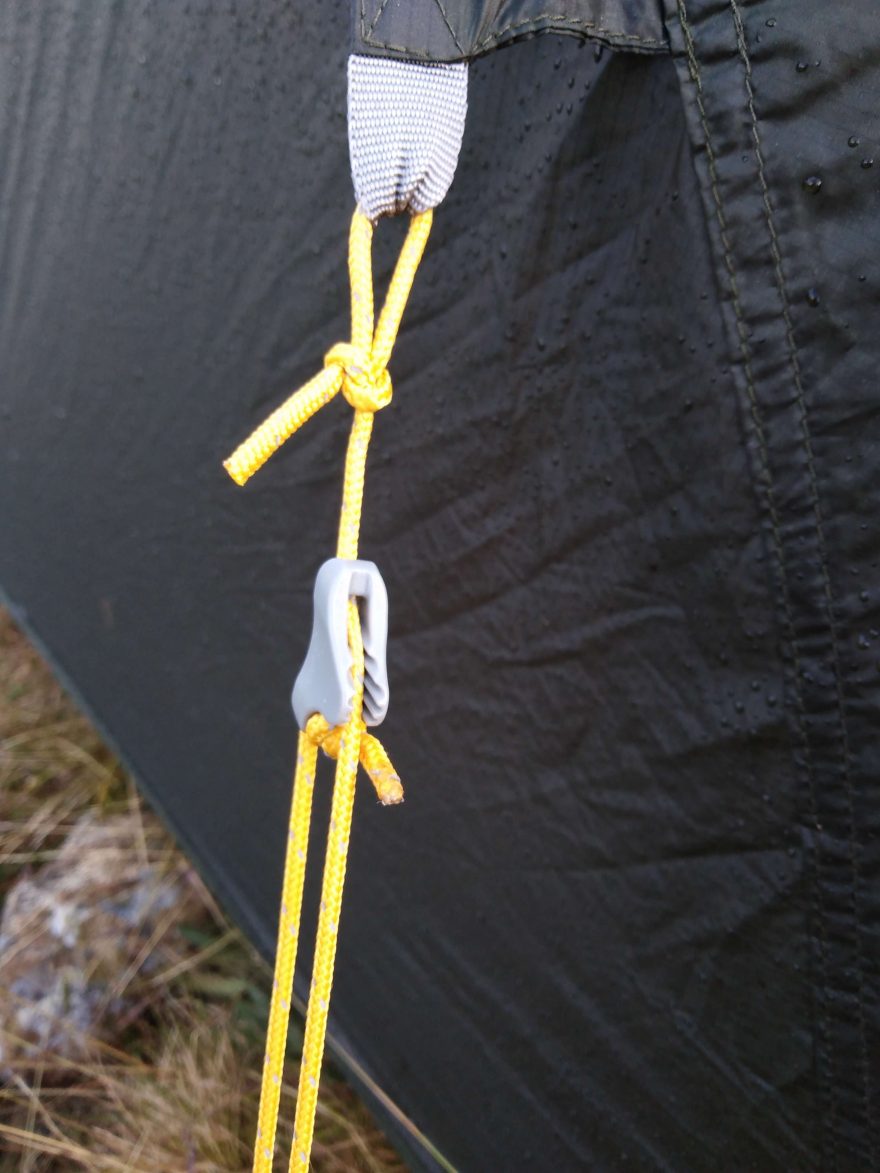 Kotvící šňůry stanu Warg Midi 2 se zdrhovadlem pro snadné nastavení délky.