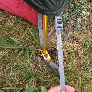 Warg Midi 2 - krátký popruh v rohu tropika pro jeho snadné dopnutí.