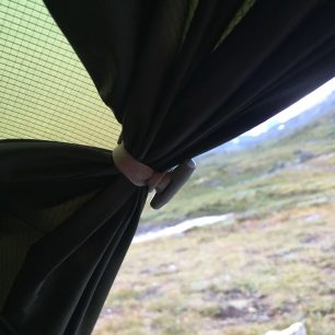 Warg Midi 2 - uchycení srolovaného vchodu předsíňky (stejný systém i pro vnitřní stan).