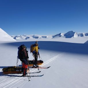 Lucie Výborná s horským vůdcem Davidem Dawem Knillem na skialpech.