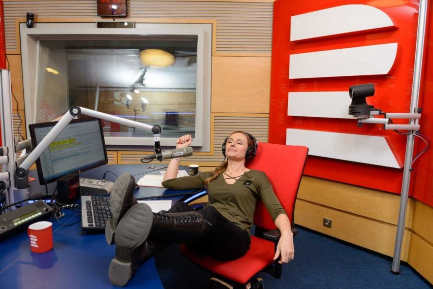 Lucie Výborná ve studiu Českého rozhlasu.