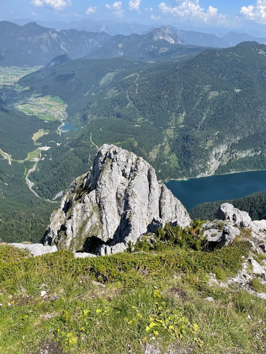 Výhledy na jezero Gosausee z feraty Intersport Donnerkogel Klettersteig, Solná komora, Salzkammergut, rakouské Alpy. Foto Jana Souralová