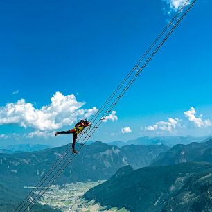 40 metrů dlouhý žebřík Riesenleiter - Via ferrata Intersport Donnerkogel Klettersteig, Solná komora, Salzkammergut, rakouské Alpy. Foto Jana Souralová