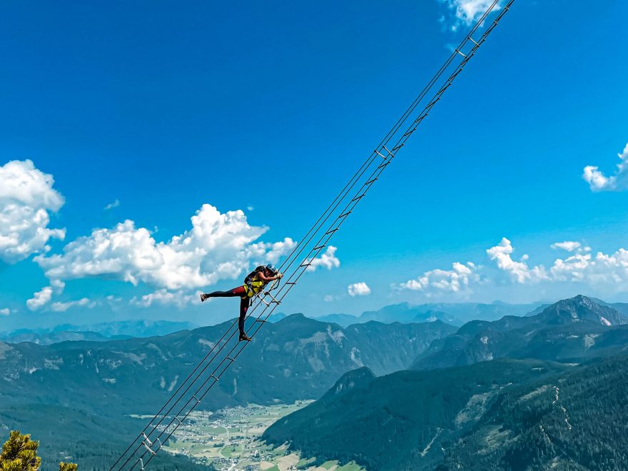 40 metrů dlouhý žebřík Riesenleiter - Via ferrata Intersport Donnerkogel Klettersteig, Solná komora, Salzkammergut, rakouské Alpy. Foto Jana Souralová