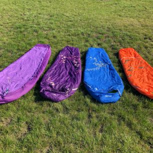 Dětské spacáky Boll zaujmou také atraktivními barvami, originálním potiskem a fosforeskujícími doplňky. Zleva: Stellar, Patrol (2x), Patrol Lite