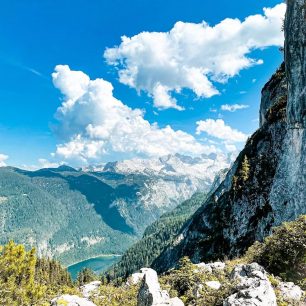 Výhledy na jezero Gosausee z feraty Intersport Donnerkogel Klettersteig, Solná komora, Salzkammergut, rakouské Alpy. Foto Jana Souralová
