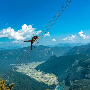 Vzdušný 40 metrů dlouhý žebřík Riesenleiter - Via ferrata Intersport Donnerkogel Klettersteig, Solná komora, Salzkammergut, rakouské Alpy. Foto Jana Souralová