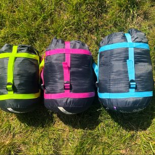Srovnání velikostí dětských spacáků Boll před kompresí. Zleva: Patrol Lite, Patrol, Stellar.