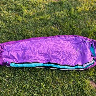 Spacák Boll Stellar pro děti do výšky postavy 175 cm. Sarkofágová konstrukce 3D-MUMMY kopíruje postavu a optimalizuje tak tepelnou izolaci bez zbytečného omezení pohybu.