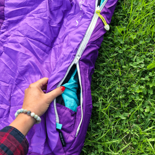 Dvoucestný zip je vybaven prodlužovací repkou s plastovou sponou pro snadnější použití. Tahadlo ve tmě světélkuje. Boll Stellar.