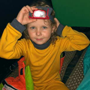 Dětský spacák Boll Patrol Lite je vhodný na outdoorové aktivity v letním období.