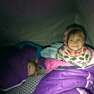 Třísezonní dětské spacáky Boll Patrol obstály i při teplotách těsně nad bodem mrazu.