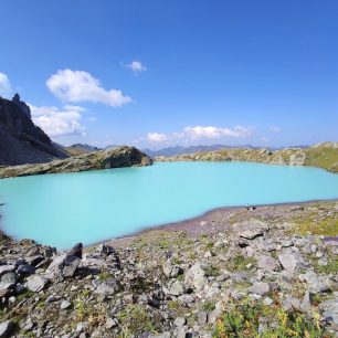 Balnkytně modré Schottensee. Okruh kolem 5 jezer, Pizol, 5-Seen-Wanderung, švýcarské Alpy