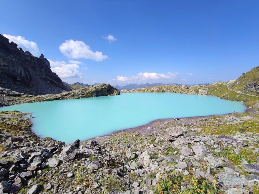 Balnkytně modré Schottensee. Okruh kolem 5 jezer, Pizol, 5-Seen-Wanderung, švýcarské Alpy